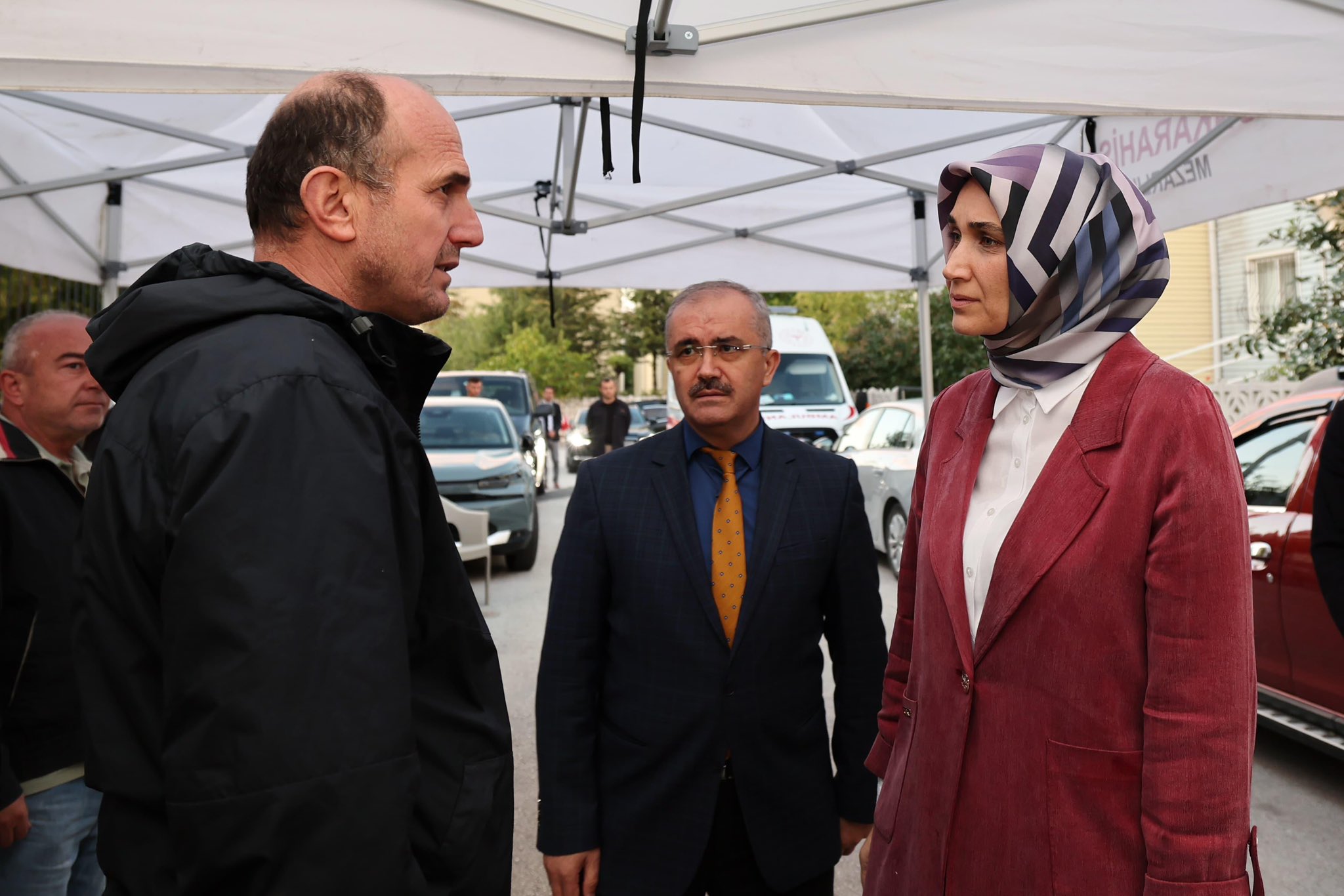 Vali̇ Yi̇ği̇tbaşi, Bayram Ai̇lesi̇ni̇n Acisini Paylaşti (3)