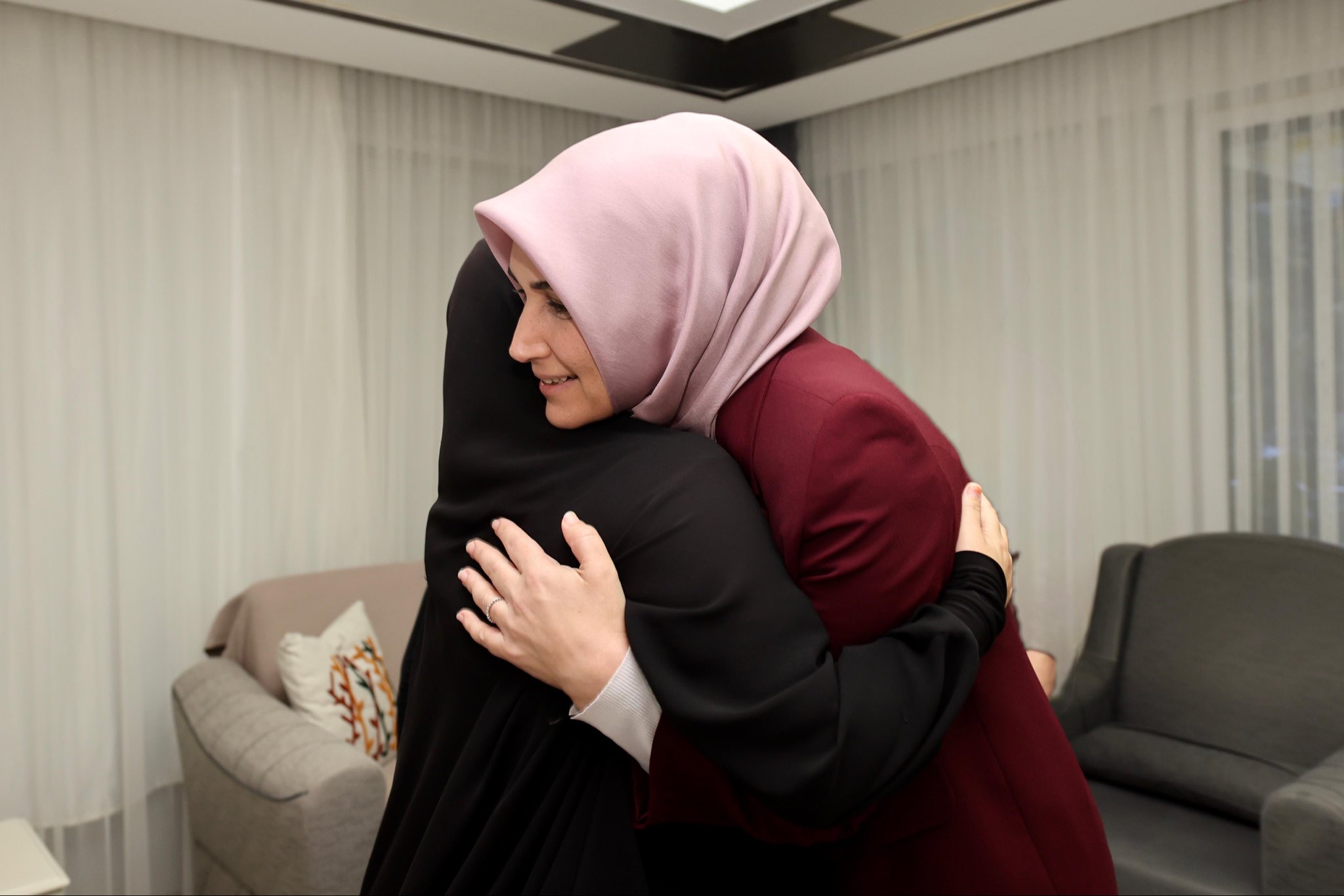 Vali̇ Yi̇ği̇tbaşi, Şehi̇t Ai̇lesi̇ni̇n Umre Sevi̇nci̇ni̇ Paylaşti