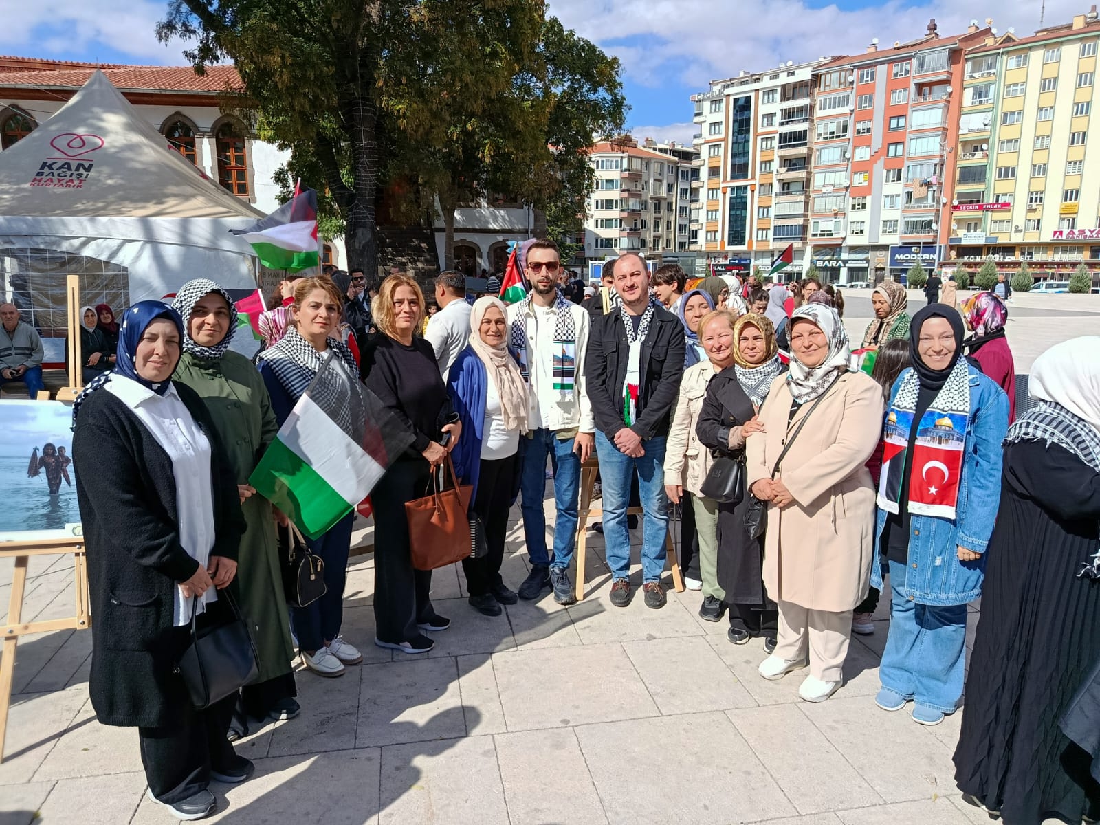 Zafer Meydani’nda Ak Parti̇ Kadin Kollari’ndan Gazze Çağrisi (1)