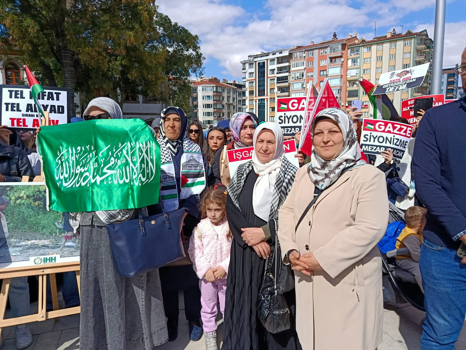 Zafer Meydani’nda Ak Parti̇ Kadin Kollari’ndan Gazze Çağrisi (2)