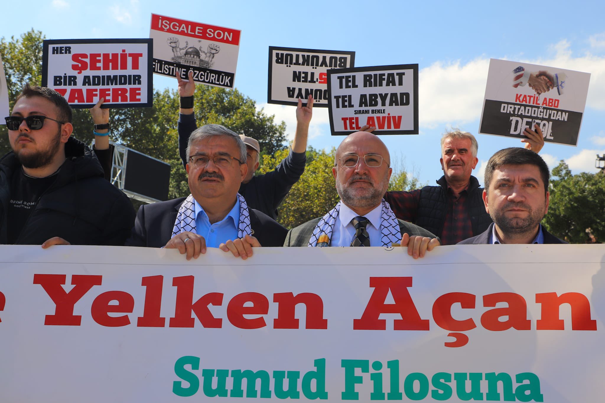 Zafer Meydani’nda Ak Parti̇ Kadin Kollari’ndan Gazze Çağrisi (4)