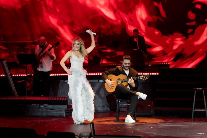 YUNAN EZGİLERİYLE MÜTHİŞ BİR GECE
Sali’ye, Yunan müziğinin ustaları klarnet virtüözü Vassilis Saleas ve buzuki sanatçısı Manolis Karantinis eşlik etti. İkili, sahneye Akdeniz esintisi taşıdı.