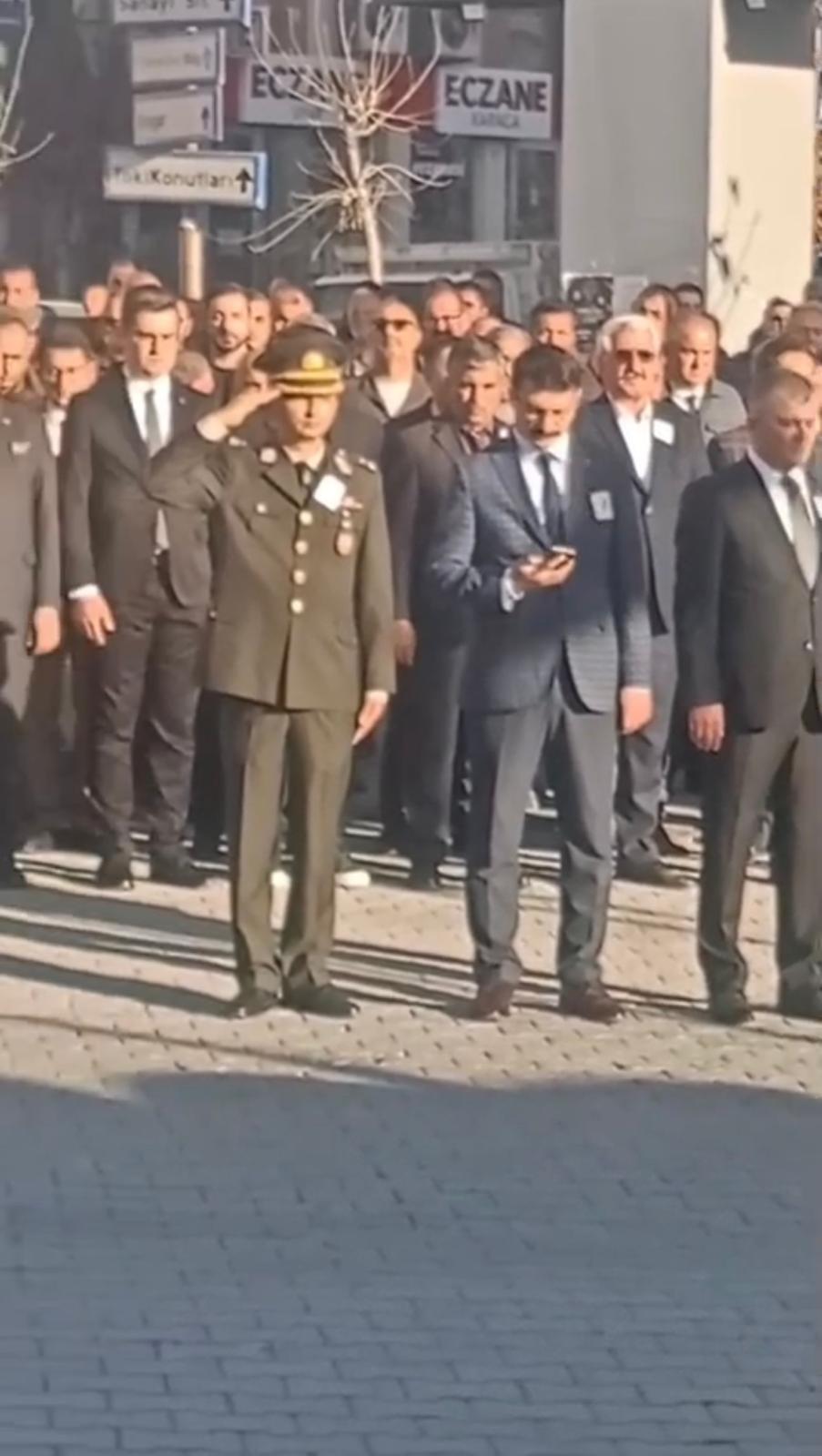 10 Kasim’da Saygi Yeri̇ne Bi̇ldi̇ri̇m Mi̇ Öncelendi̇ (1)