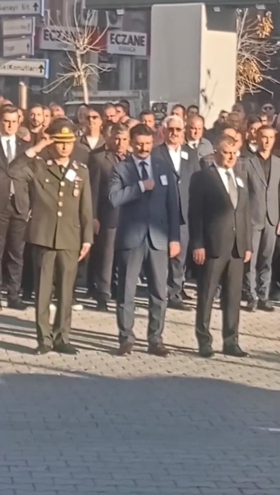 10 Kasim’da Saygi Yeri̇ne Bi̇ldi̇ri̇m Mi̇ Öncelendi̇ (2)