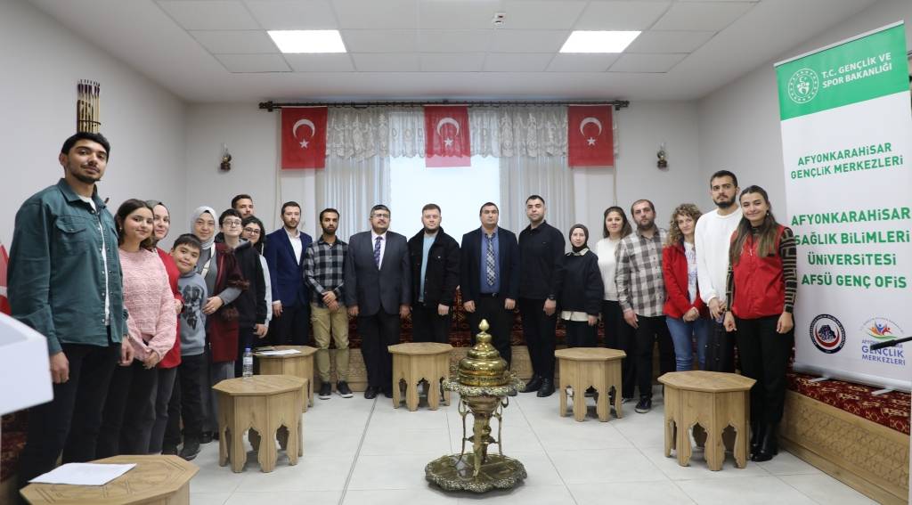 Afsü Genç Ofi̇ste Şi̇i̇rlerle Bayrak Ve Vatan Sevgi̇si̇ Yankilandi (1)