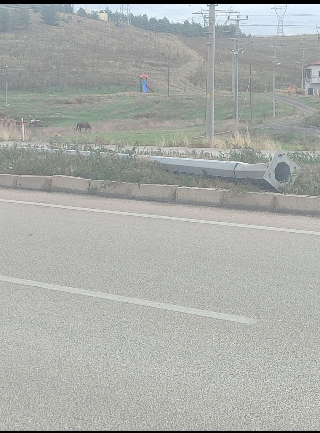 Afyon’da Tehli̇ke Saçan Aydinlatma Di̇rekleri̇ Tepki̇ Topladi.,-1