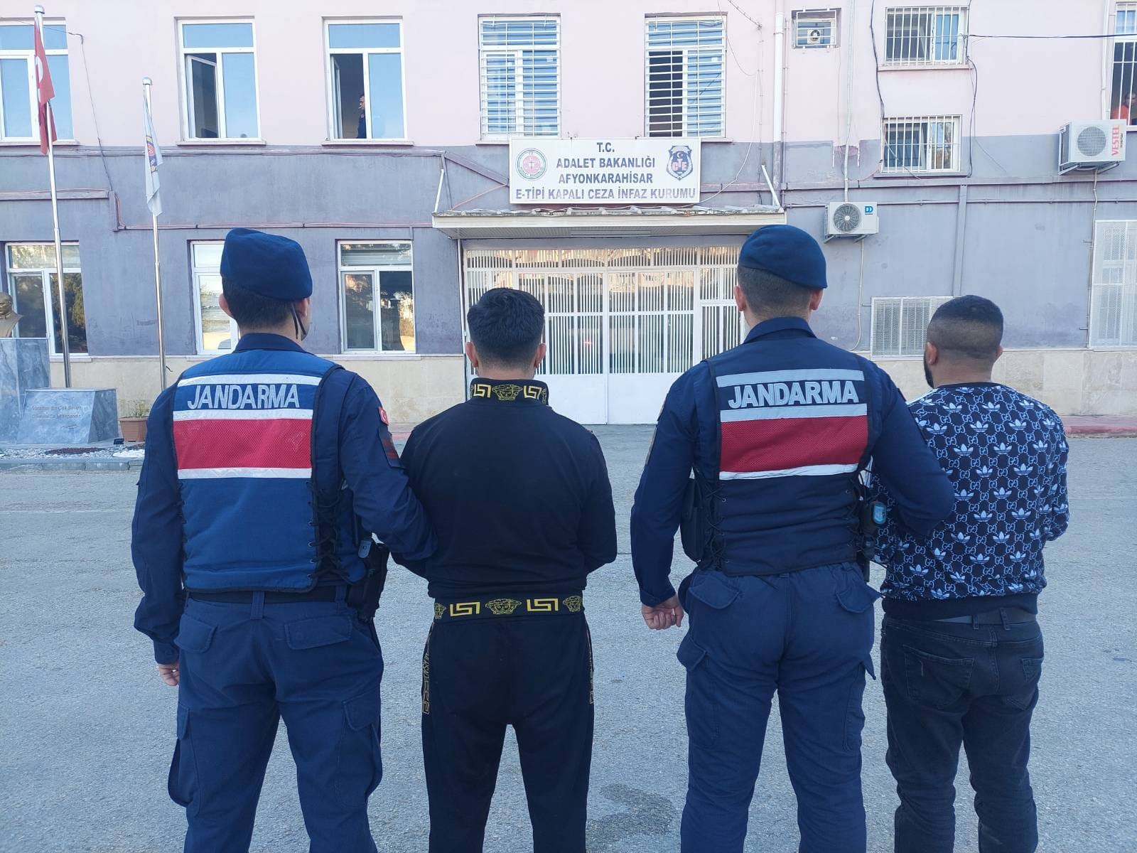 Afyonkarahi̇sar Jandarmasindan Suçlulara Geçi̇t Yok 29 Ki̇şi̇ Yakalandi 3