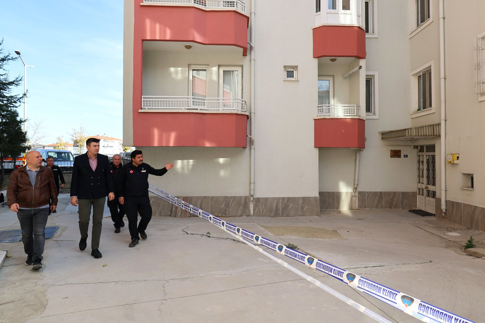 Afyonkarahi̇sar’da Göçme Ri̇ski̇ Olan Bi̇na Boşaltildi 11