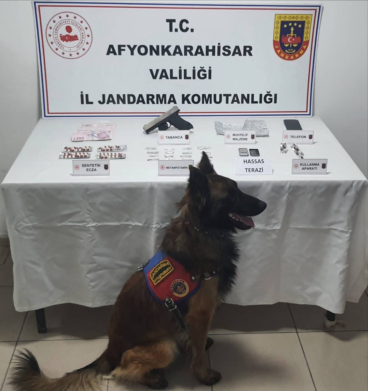 Afyonkarahi̇sar’da Zehi̇r Taci̇ri̇ Tutuklandi (2)