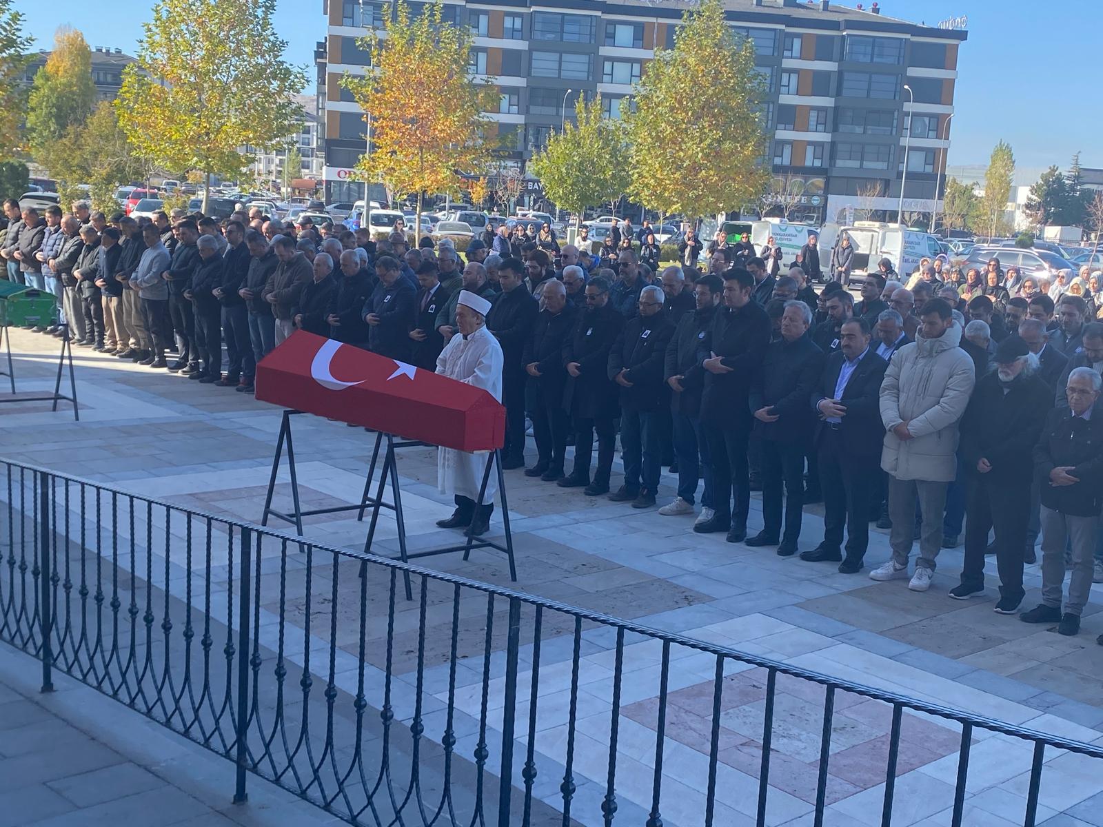 Afyonlu Eski̇ Vali̇ Son Yolculuğuna Uğurlandi 1