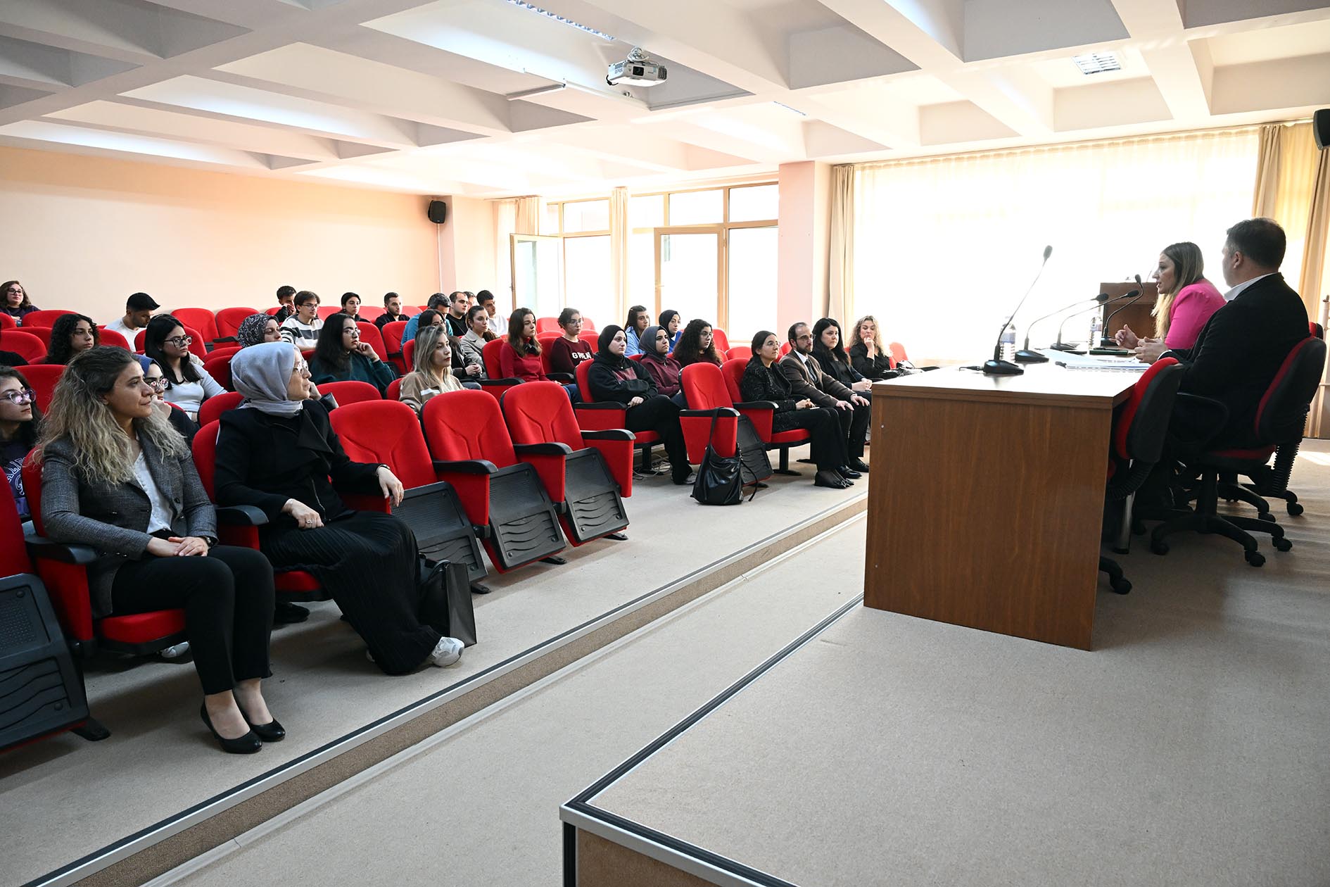 Akü Hukuk Fakültesi̇nde Avukatlik Mesleği̇ Anlatildi (1)