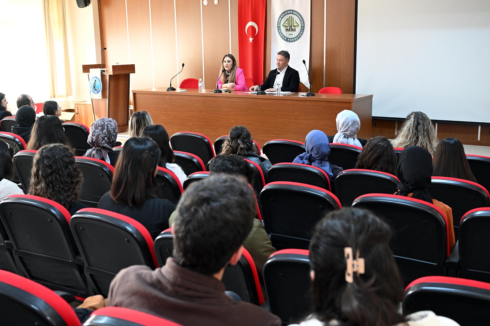 Akü Hukuk Fakültesi̇nde Avukatlik Mesleği̇ Anlatildi (6)