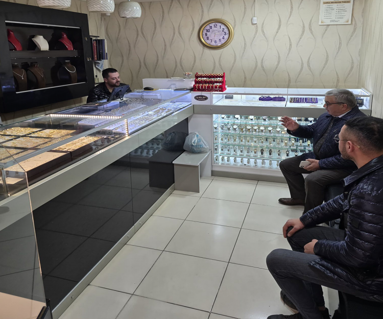 Başkan Özaşkin Çarşi Esnafinin Sorunlarini Yeri̇nde Di̇nledi̇ (1)
