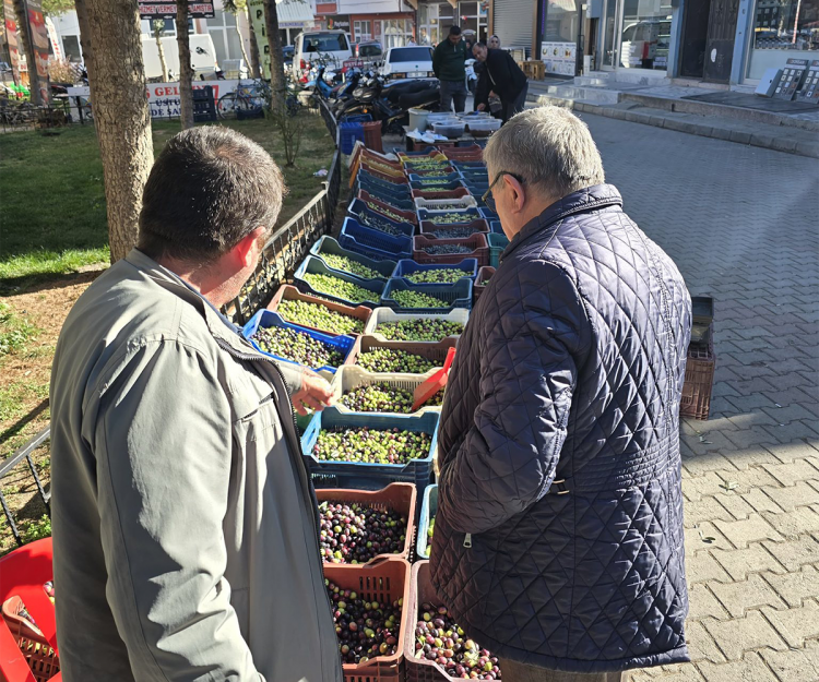 Başkan Özaşkin Çarşi Esnafinin Sorunlarini Yeri̇nde Di̇nledi̇ (2)