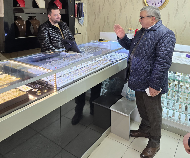 Başkan Özaşkin Çarşi Esnafinin Sorunlarini Yeri̇nde Di̇nledi̇ (3)