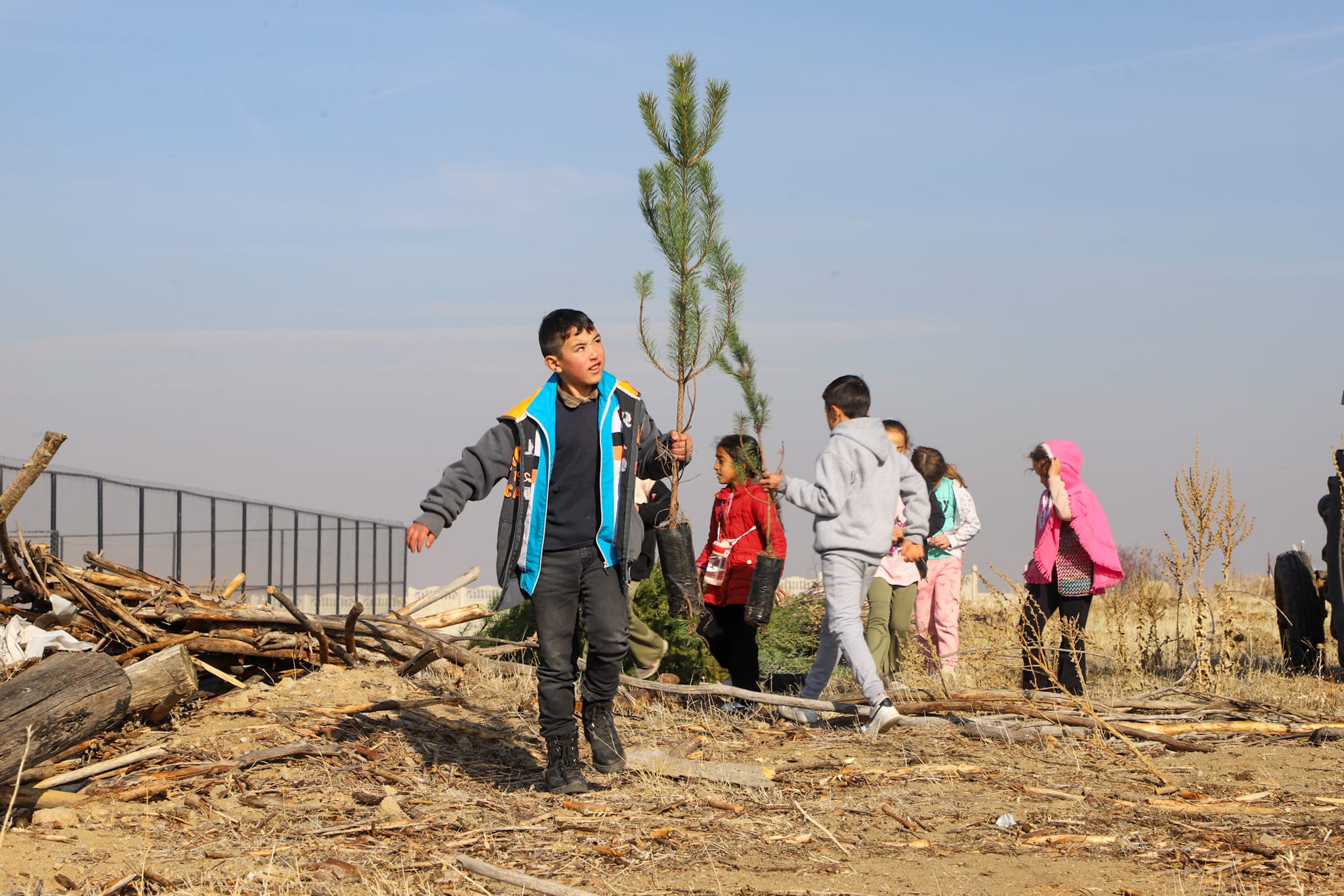 Başkan Şahi̇n, Sarik Köyü’nde Mi̇ni̇klerle Fi̇dan Di̇ki̇mi̇ne Katildi (6)