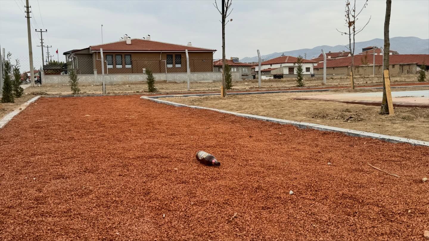 Bolvadi̇n Beledi̇yesi̇nden Vandali̇zm Olayina Sert Tepki̇ 3