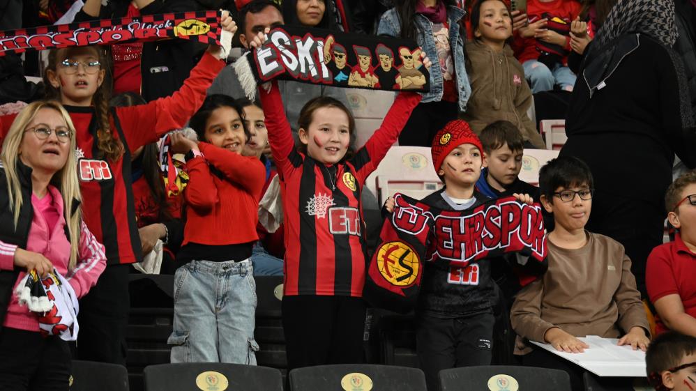 Çocuklarin İlk Maç Heyecani 2