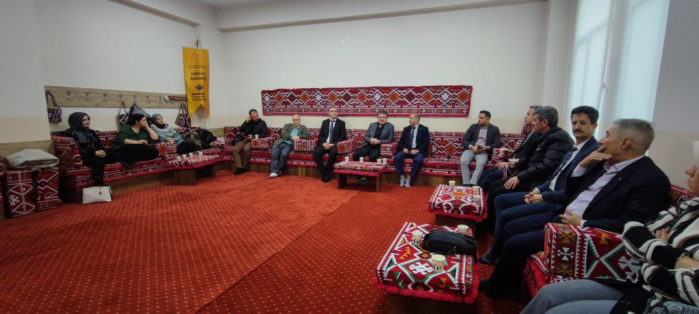 Edebi̇yat Akademi̇si̇’nde “Anlam Arayişi” Söyleşi̇si̇ Düzenlendi̇ (1)