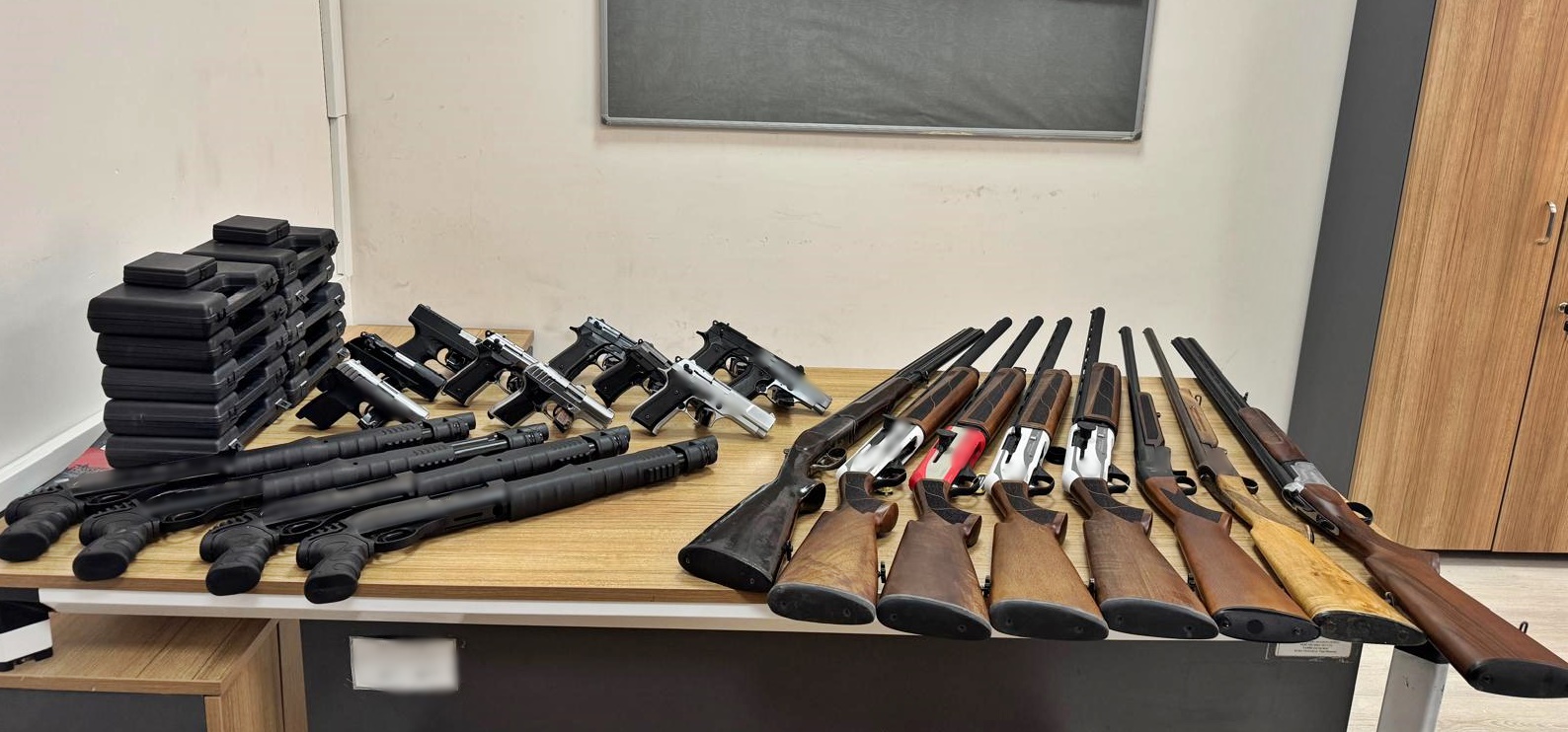 Emni̇yeti̇n 8 Günlük Uygulamasinda Suç Unsurlari Tek Tek Ortaya Çikti (5)