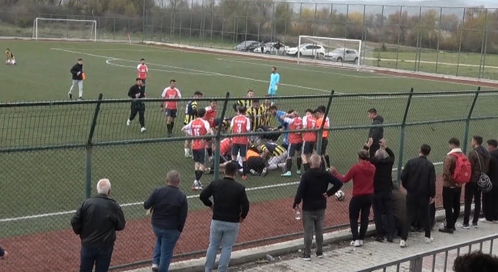 Hakemden Maçta Hayati Müdahale 2