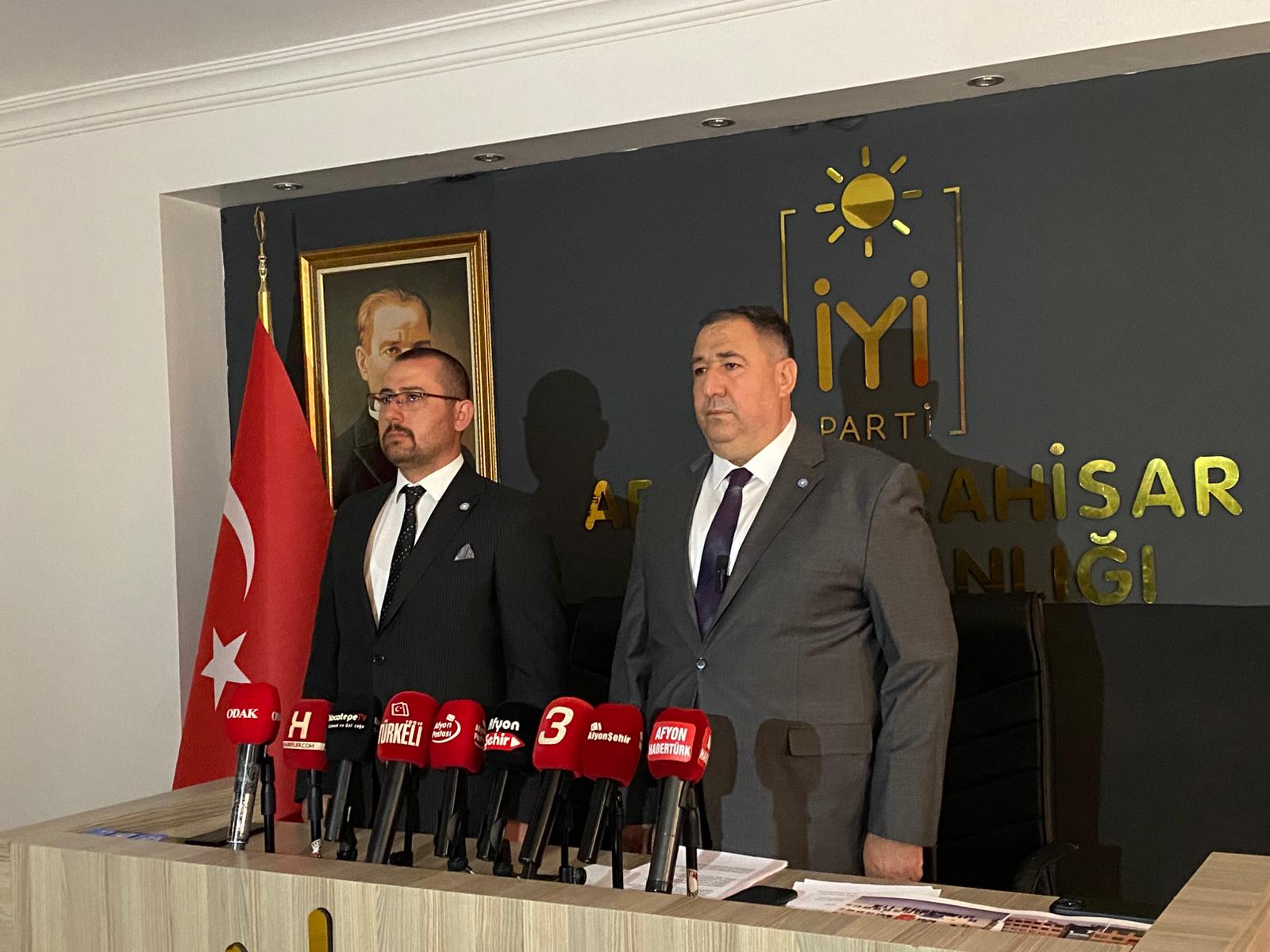 İyi̇ Parti̇ İl Başkanindan Şehi̇tler İçi̇n Takdi̇r Toplayan Davraniş