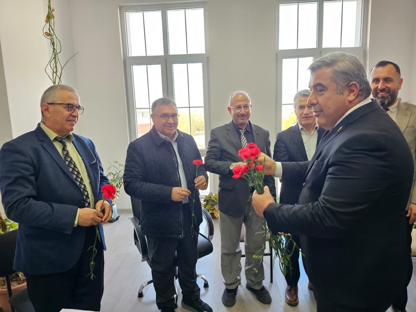 Müdür Sünnetci̇’den 24 Kasim’da Sicak Ve Sami̇mi̇ Kutlama (1)