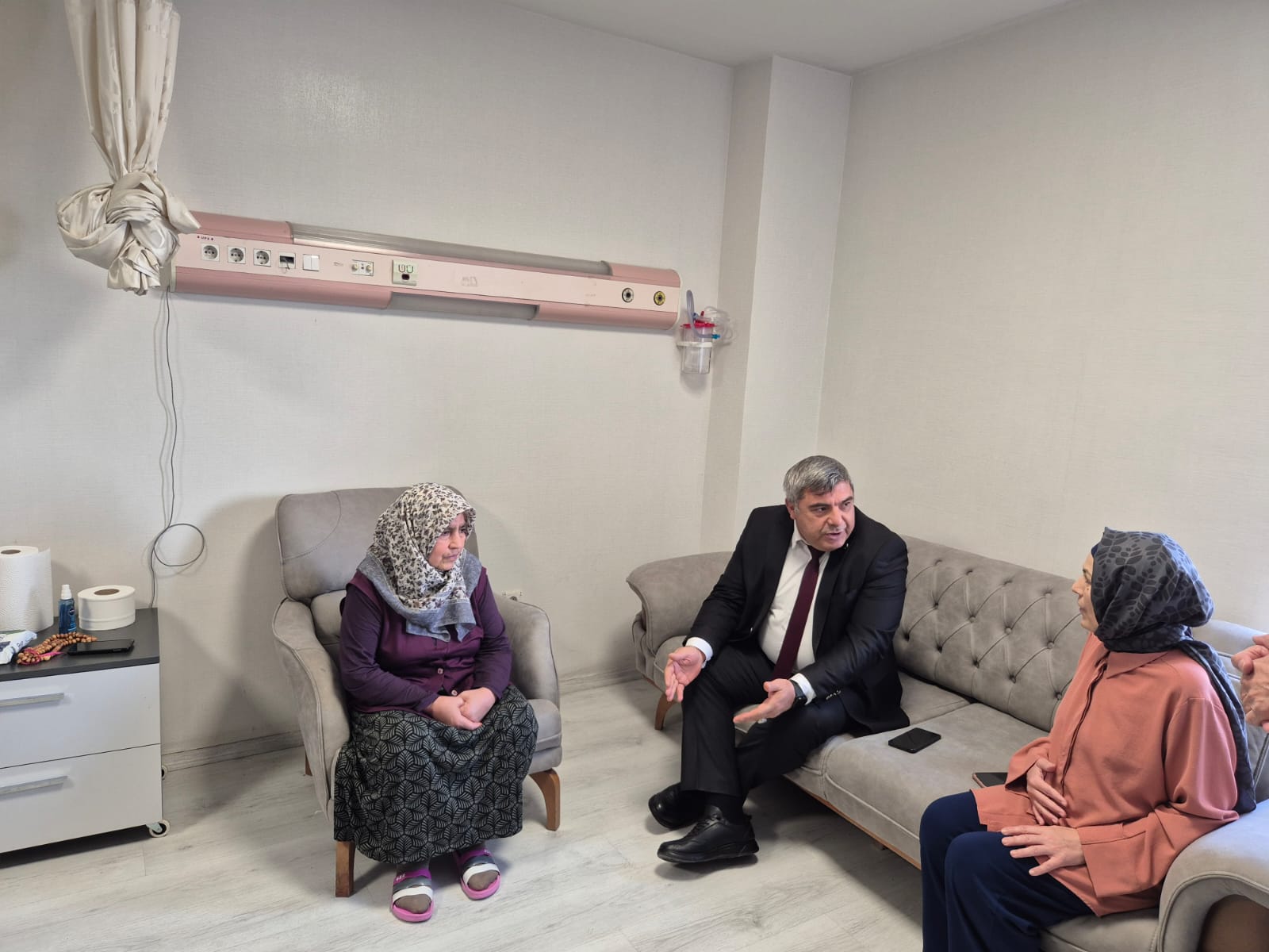 Müdür Sünnetci̇’den Hastanedeki̇ Öğretmene Moral Zi̇yareti̇ (2)