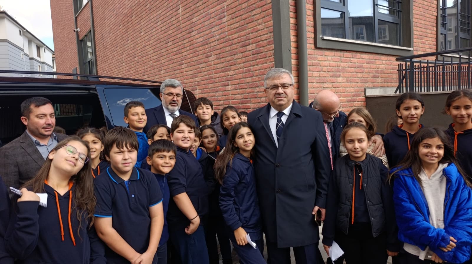 Odak’a Yansiyan Açiliş Pani̇ği̇ Öğrenci̇, O Veki̇li̇n Makam Aracinin Yaninda Düştü 1