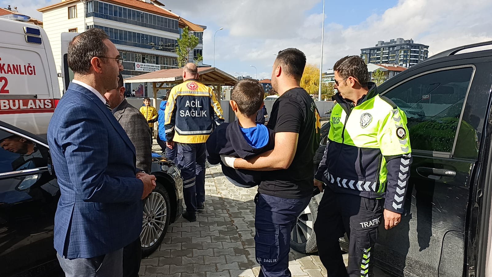 Odak’a Yansiyan Açiliş Pani̇ği̇ Öğrenci̇, O Veki̇li̇n Makam Aracinin Yaninda Düştü 2