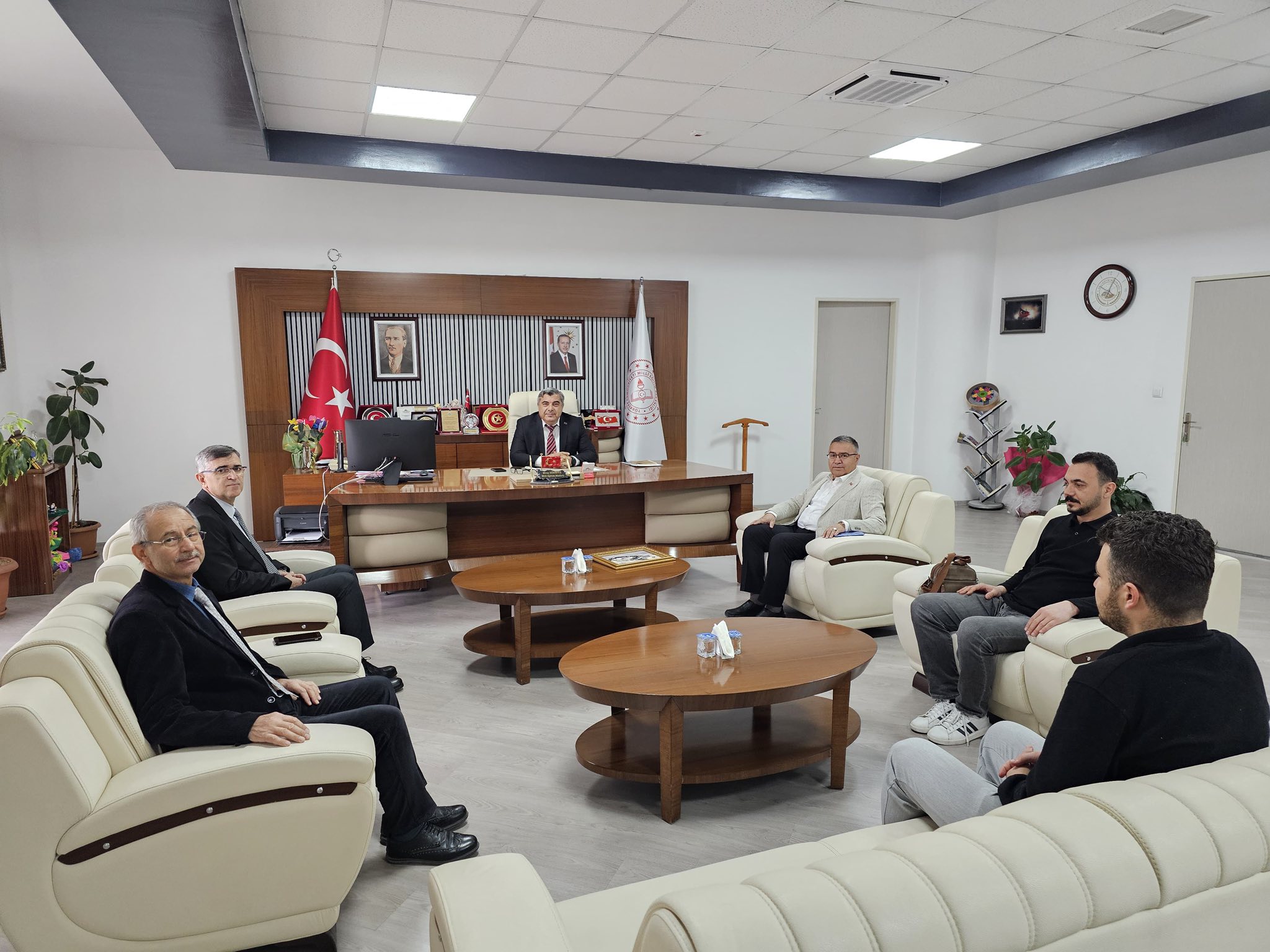 Önder İmam Hati̇pli̇ler Derneği̇’nden Müdür Sünnetci̇’ye Zi̇yaret (1)