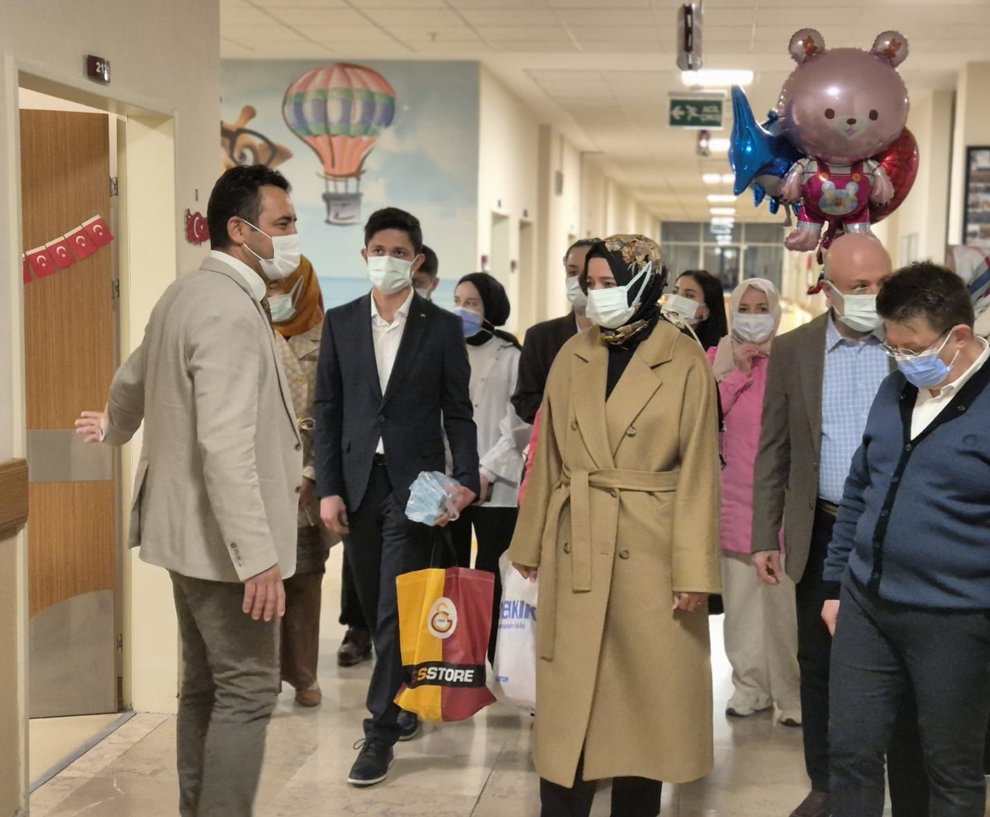 Şahi̇n Ve Kaya’dan Afsü’de Tedavi̇ Gören Çocuklara Destek Zi̇yareti̇ (2)