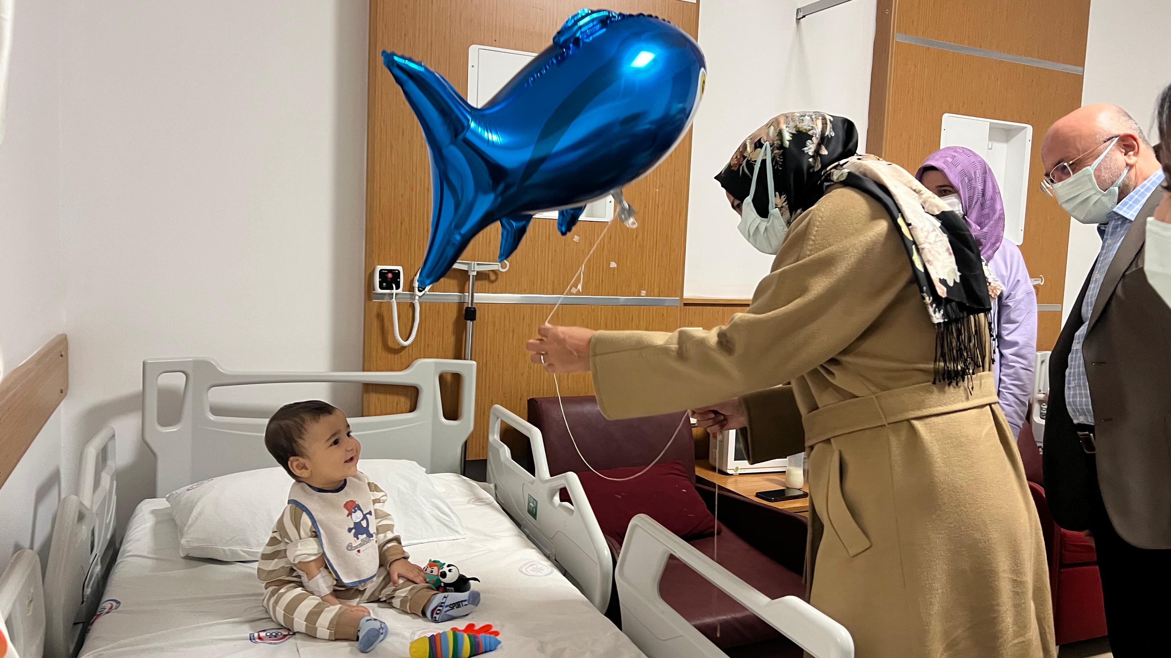 Şahi̇n Ve Kaya’dan Afsü’de Tedavi̇ Gören Çocuklara Destek Zi̇yareti̇ (5)