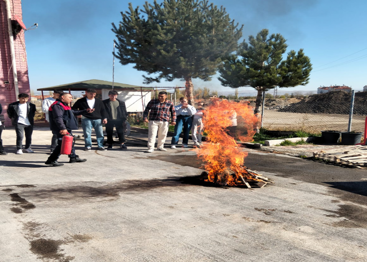 Şuhut Myo Öğrenci̇leri̇ne Uygulamali Yangin Eği̇ti̇mi̇ (1)