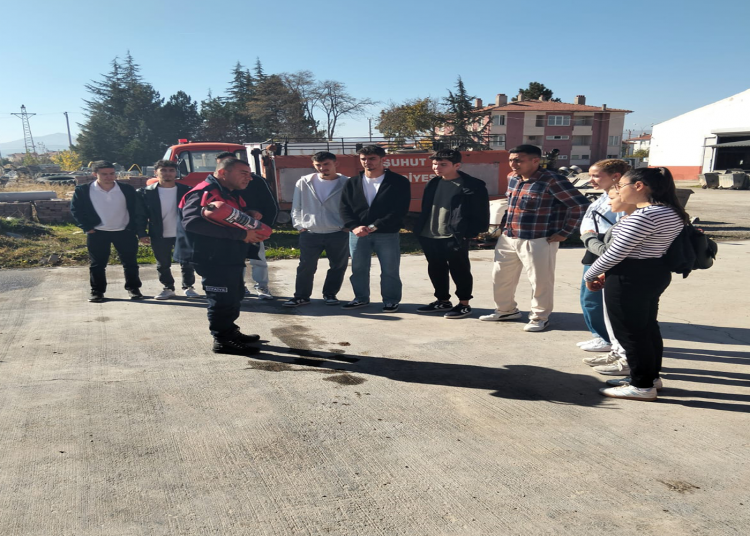 Şuhut Myo Öğrenci̇leri̇ne Uygulamali Yangin Eği̇ti̇mi̇ (2)