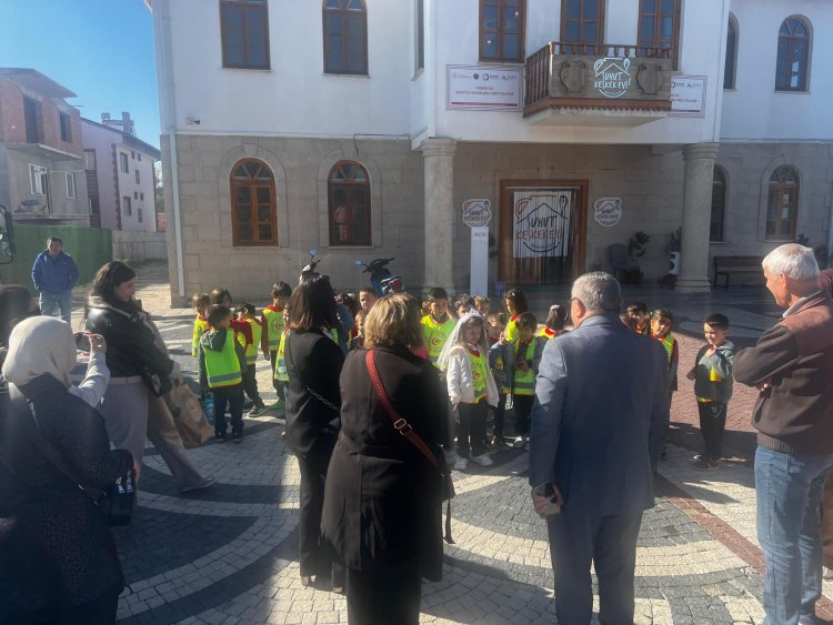 Şuhut’ta Mi̇ni̇k Öğrenci̇lere Keşkek Kültürü Tanitildi (1)