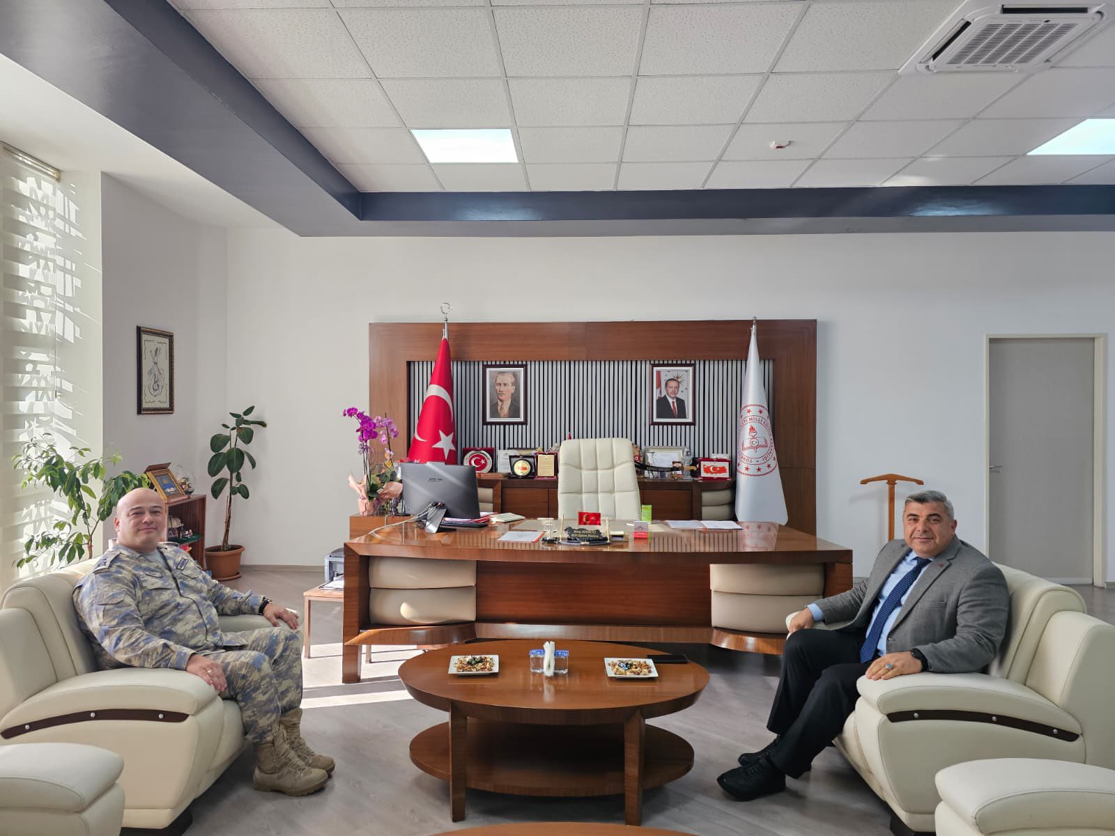 Tuğgeneral Güven, Müdür Sünnetci̇’yi̇ Zi̇yaret Etti̇ (2)