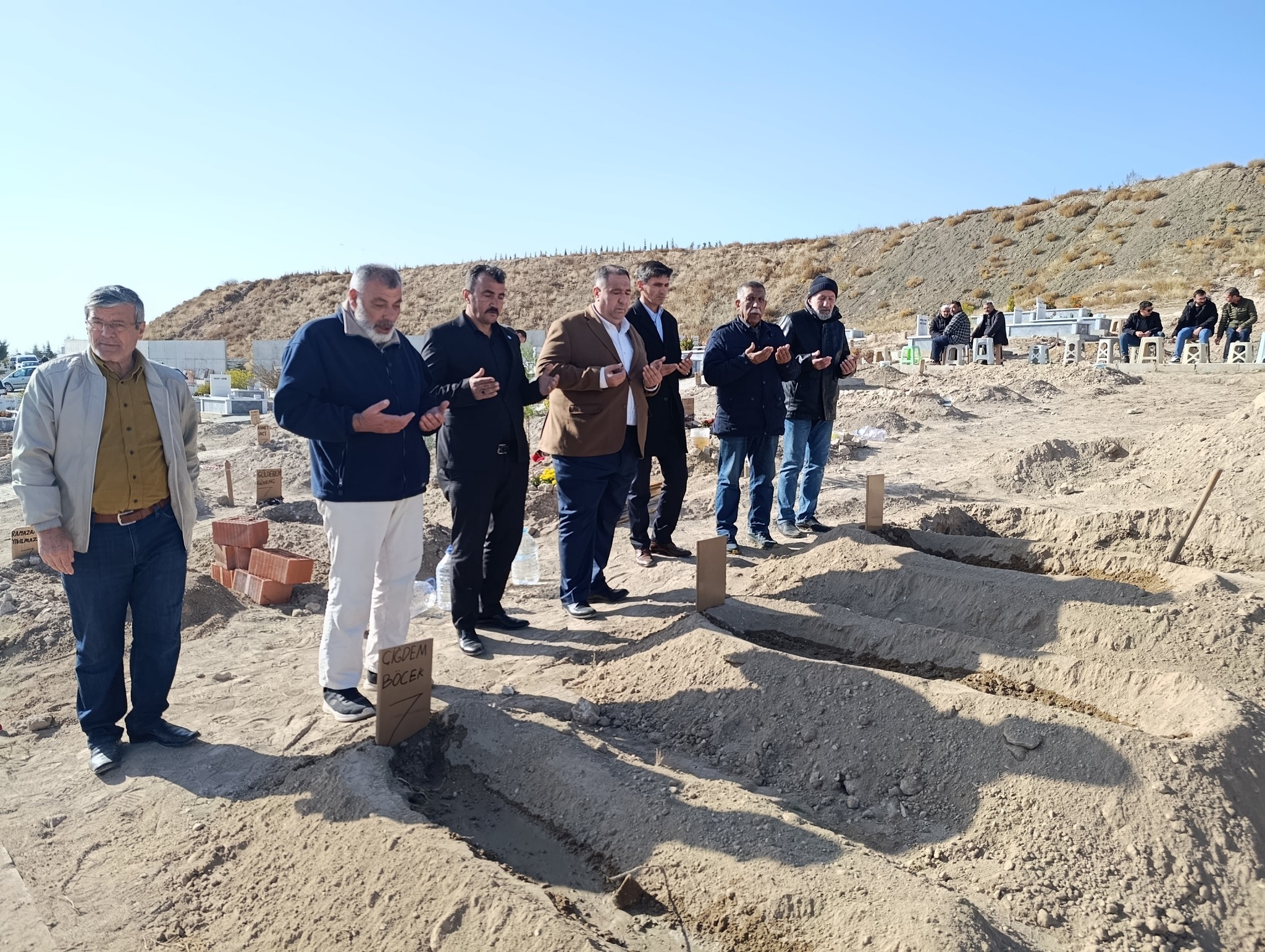 Tüm Türki̇ye’ni̇n Konuştuğu Anne Ve Çocuklari Son Yolculuğuna Uğurlandi 3