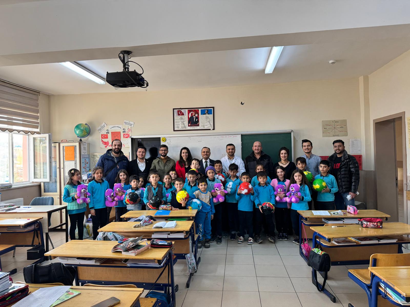 Yörük Derneği̇’nden İlk Faali̇yet Mi̇ni̇klere Hedi̇yeler, Öğretmenlere Vefa (4)