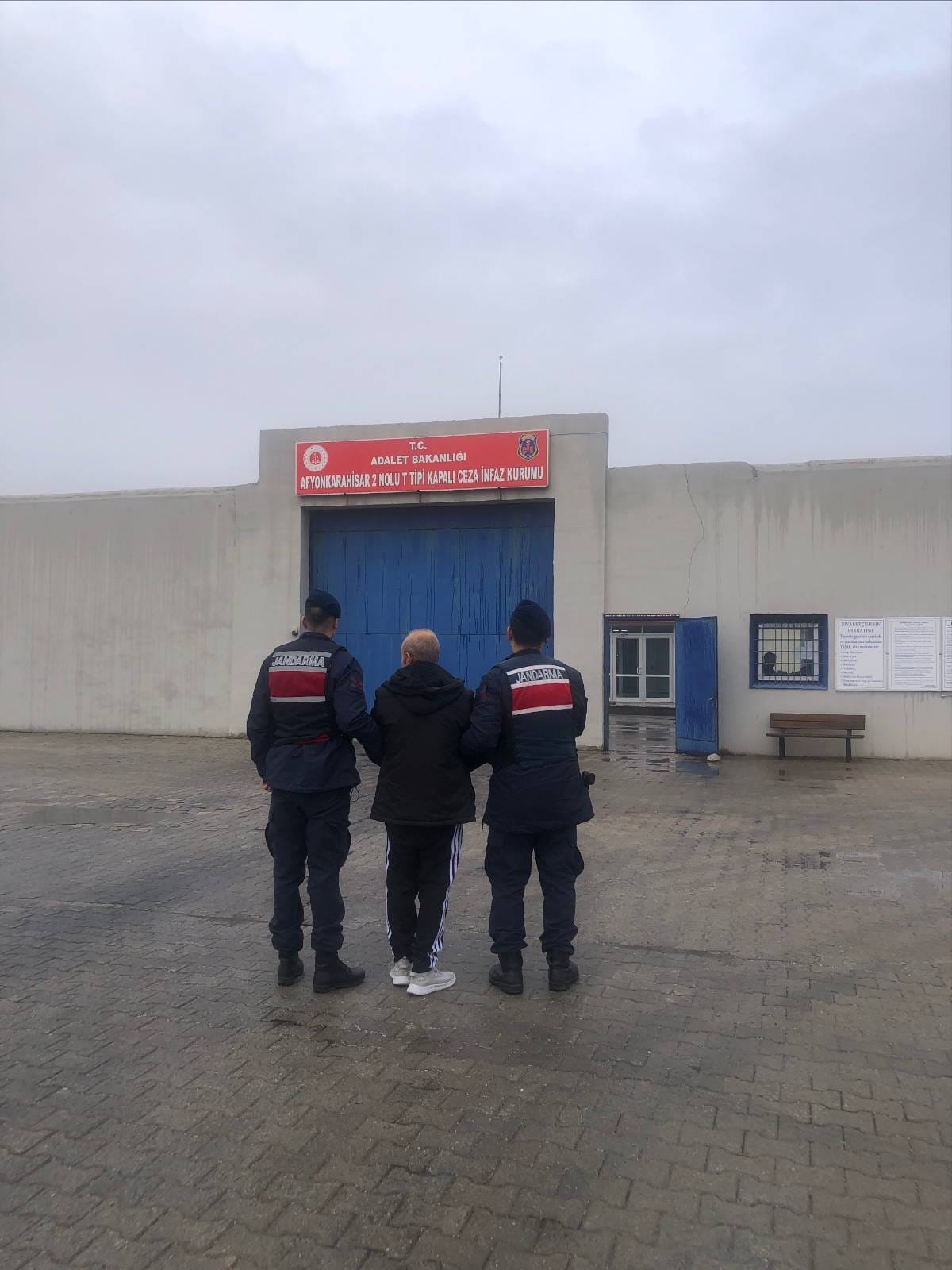 25 Yil Hapi̇s Cezasi Bulunan Fi̇rari̇ Afyon’da Yakalandi 1