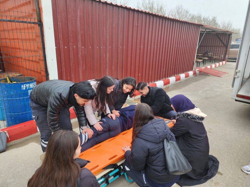 Afsü Öğrenci̇leri̇ne Uzmanindan Ambulans Sürüş Güvenli̇ği̇ Eği̇ti̇mi̇ (4)