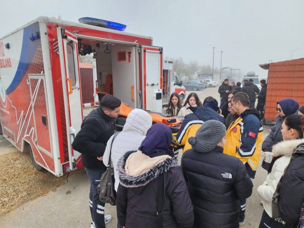Afsü Öğrenci̇leri̇ne Uzmanindan Ambulans Sürüş Güvenli̇ği̇ Eği̇ti̇mi̇ (5)