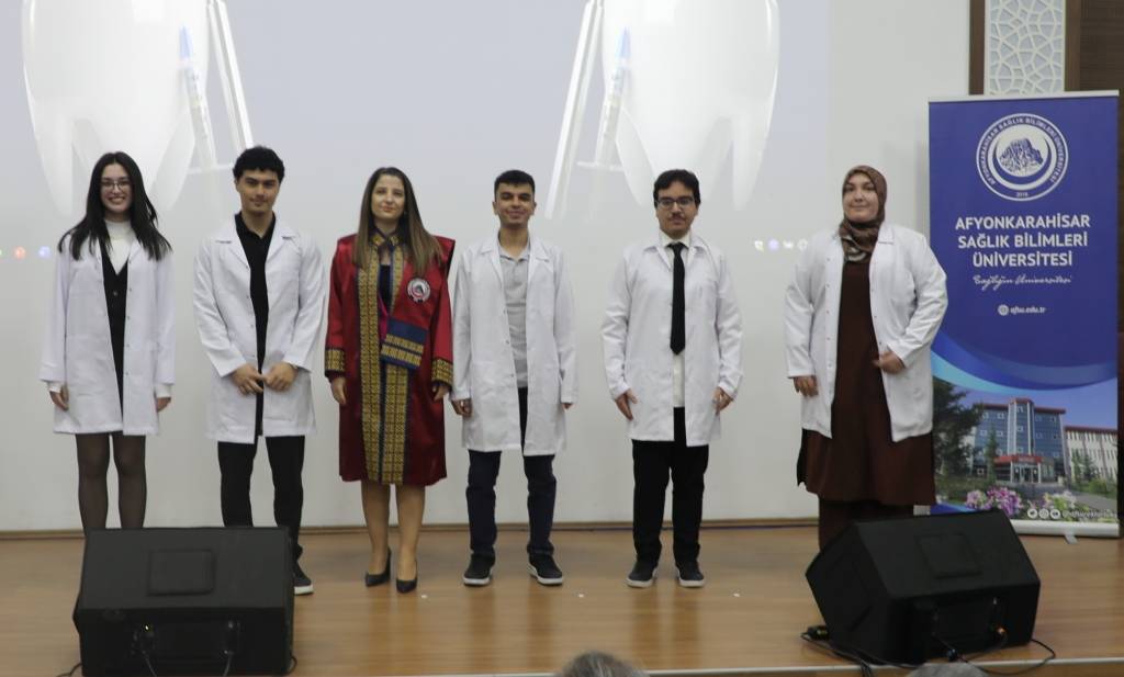 Afsü’de Geleceği̇n Di̇ş Heki̇mleri̇ Beyaz Önlükleri̇ni̇ Gi̇ydi̇ (4)