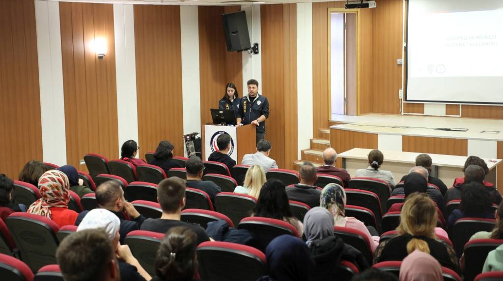 Afsü’de Personel Ve Öğrenci̇lere Si̇ber Güvenli̇k Eği̇ti̇mi̇ Veri̇ldi̇ (4)