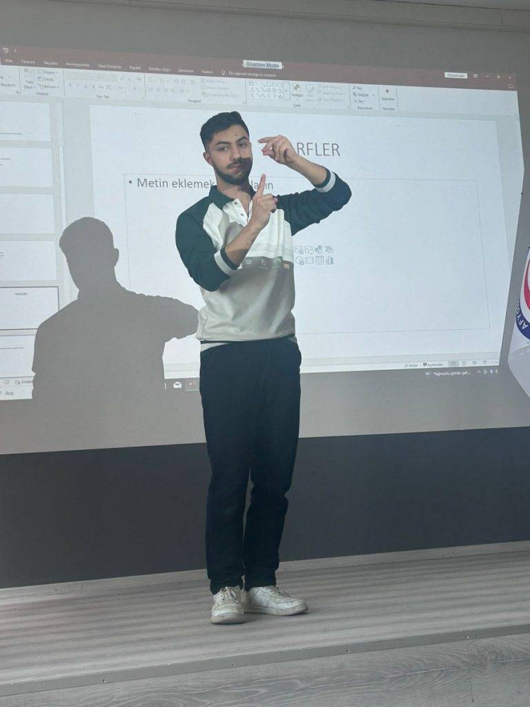 Afsü’den Engelleri̇ Kaldiran İşaret Di̇li̇ Etki̇nli̇ği̇ (4)