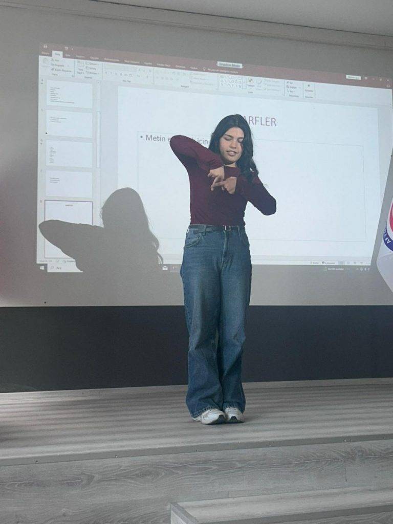 Afsü’den Engelleri̇ Kaldiran İşaret Di̇li̇ Etki̇nli̇ği̇ (5)