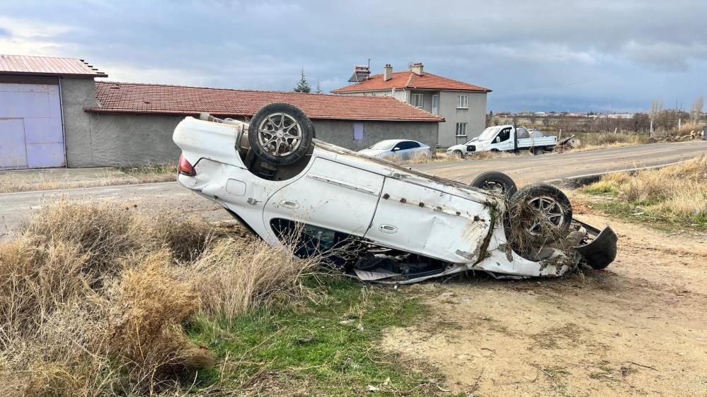 Afyon’da Araç Şarampole Yuvarlandi 1