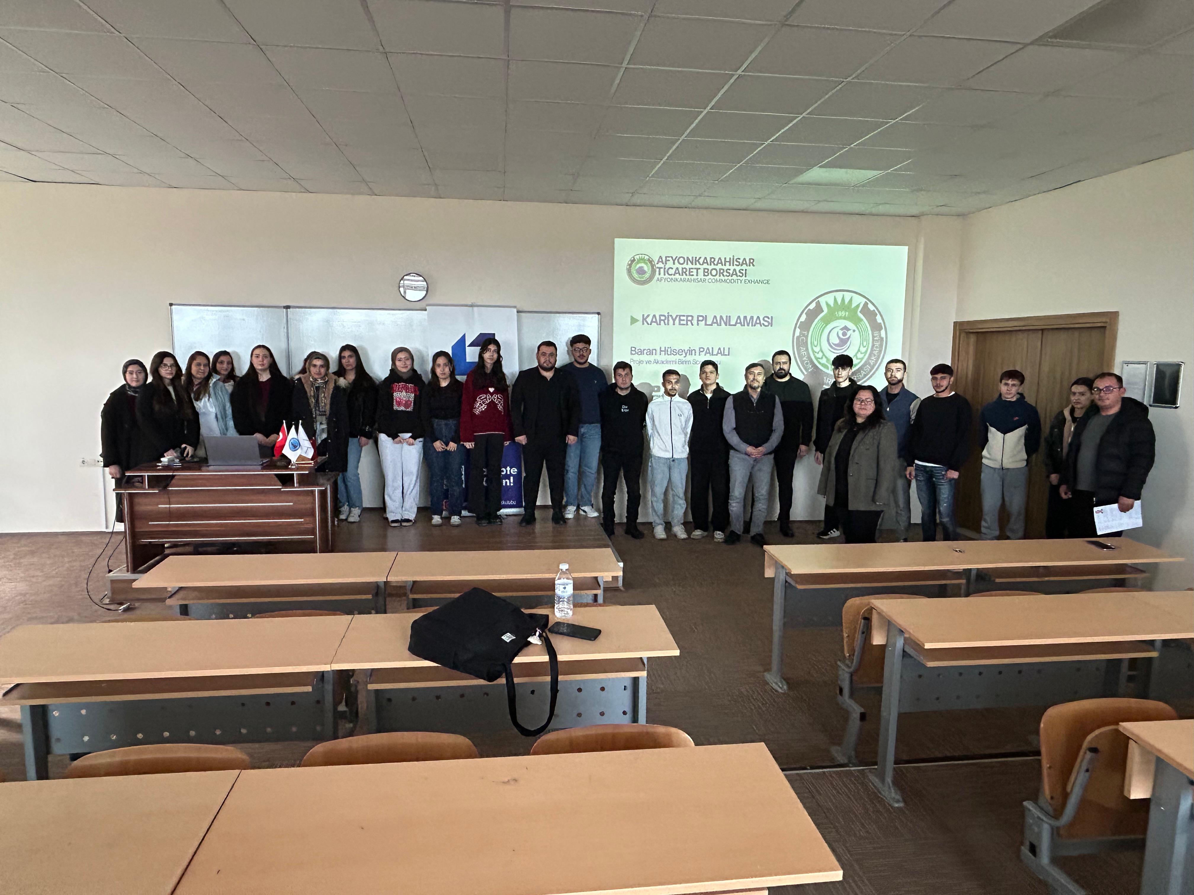Akü’de Öğrenci̇lerle Borsa Odakli Kari̇yer Buluşmasi (1)