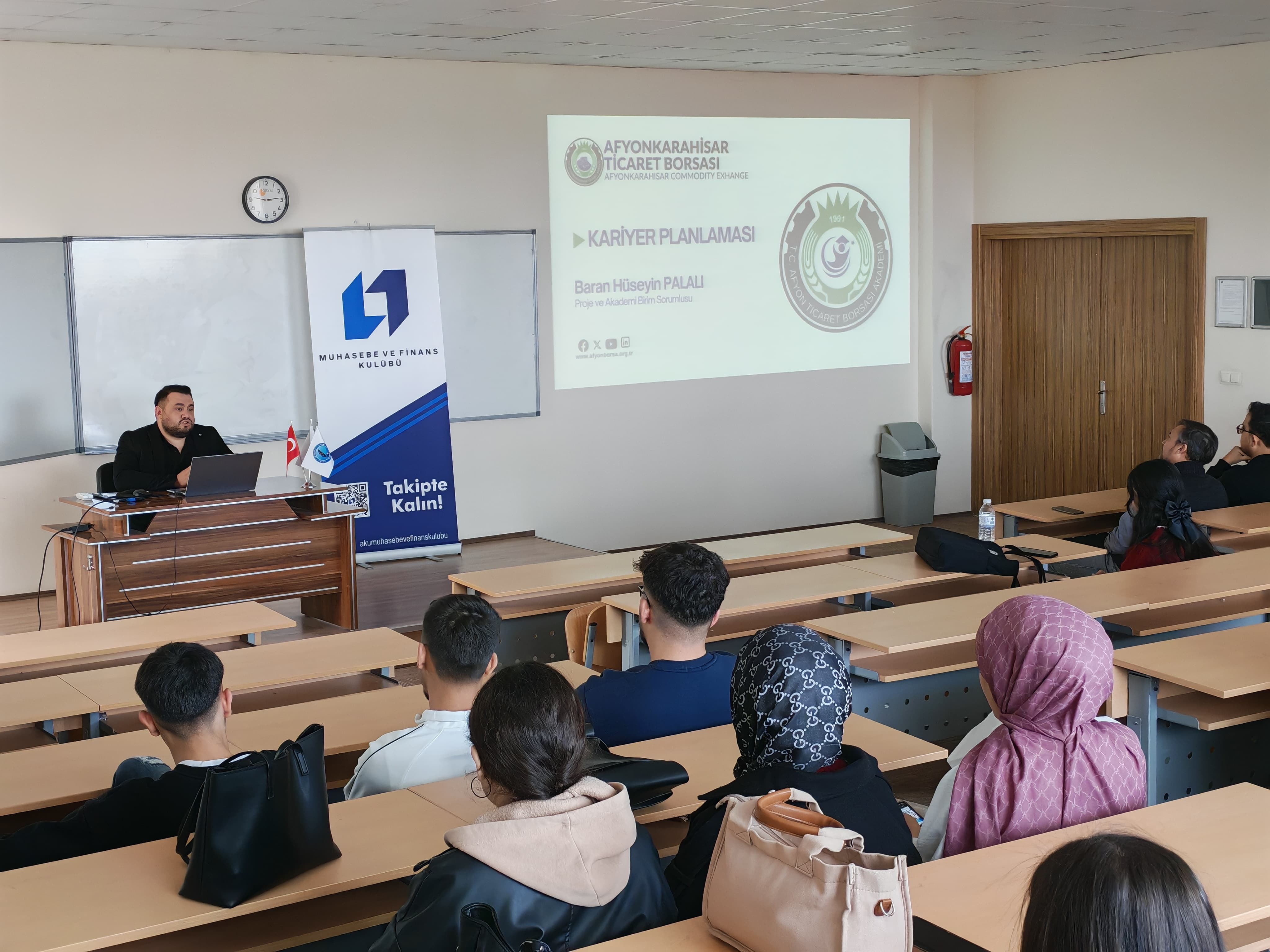 Akü’de Öğrenci̇lerle Borsa Odakli Kari̇yer Buluşmasi (2)