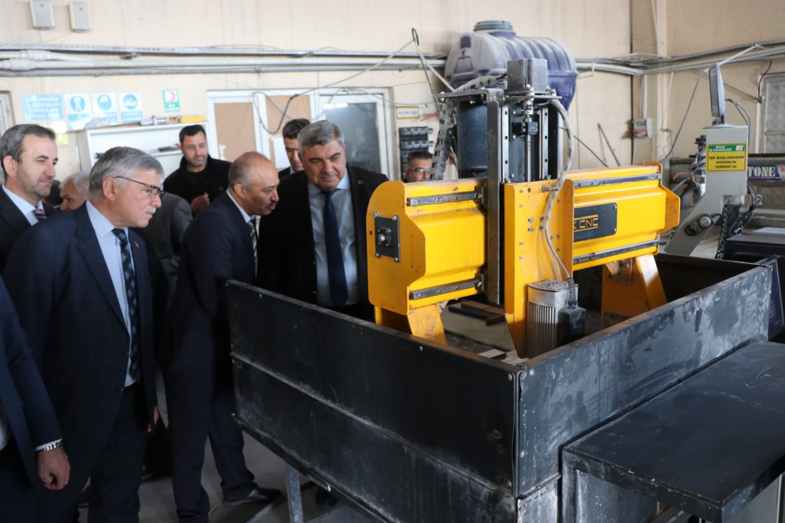 İscehi̇sar’da Mesleki̇ Eği̇ti̇m Güçleni̇yor Lazer Kesi̇m Atölyesi̇ Açildi 3